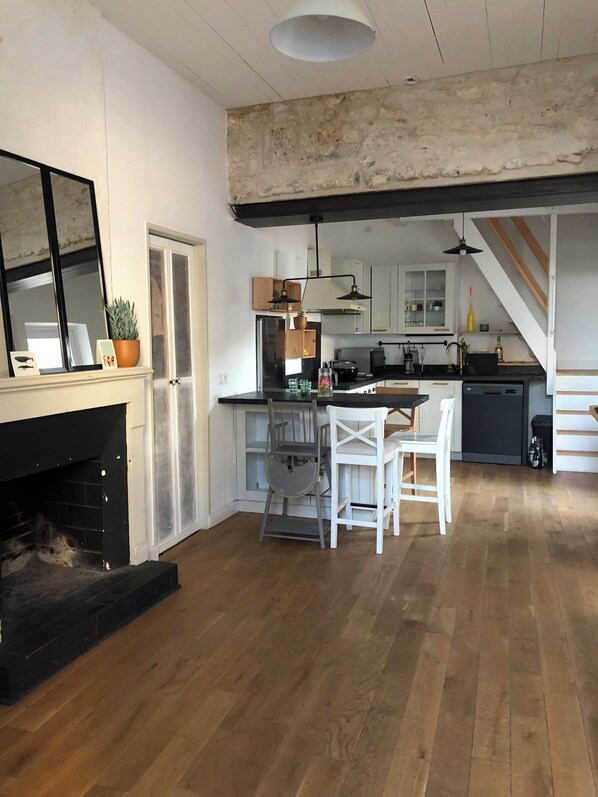 Geladeira, cooktop, lava-louças, cafeteira/chaleira