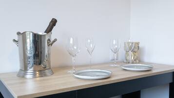City Apartment, Accessible, Private Bathroom (Océan) | Dining