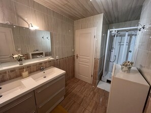 Dusche, Haartrockner, Handtücher, Toilettenpapier