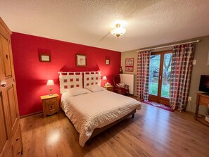 4 chambres, fer et planche à repasser, lit parapluie, Wi-Fi gratuit