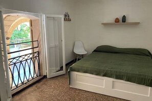 3 bedrooms, desk, iron/ironing board, WiFi