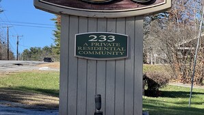Señal de Village at Winnipeg Lake, que indica que es una comunidad residencial privada.