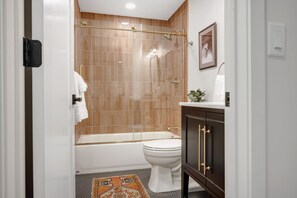 Hair dryer, towels, soap, shampoo - Western Charm w/ Premium Bedding & Quiet Street - minutes from Tennyson! (Denver)