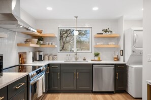 Jääkaappi, mikroaaltouuni, uuni, liesi