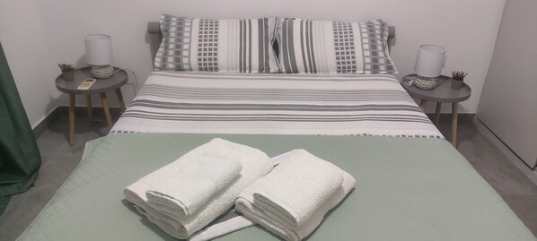 2 bedrooms, iron/ironing board, WiFi, bed sheets