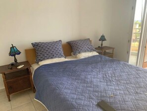 1 bedroom, iron/ironing board, WiFi, bed sheets - Sunny apartment 50sqm outdoor terrace & sea view

 (Saronida)