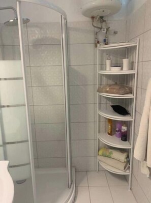 Haartrockner, Handtücher, Seife, Toilettenpapier