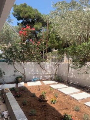 Property grounds - Beachfront studio with garden

 (Saronida)