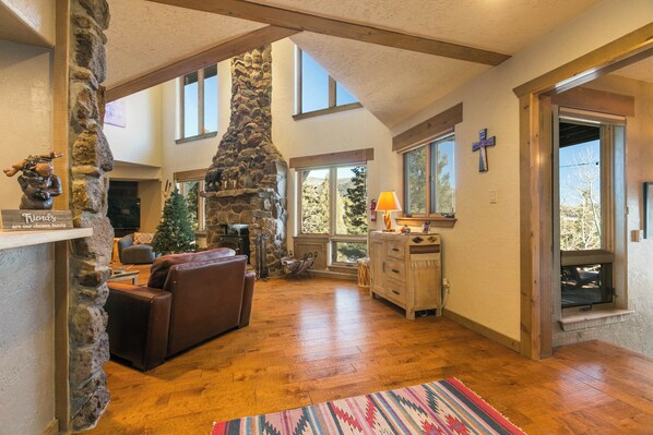 Interior - Mountain Lodge, Hot Tub, Firepit, 3 King Bedrooms, Woodstove w/Wood (Angel Fire)