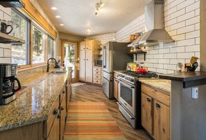 Fridge, microwave, oven, stovetop - Mountain Lodge, Hot Tub, Firepit, 3 King Bedrooms, Woodstove w/Wood (Angel Fire)