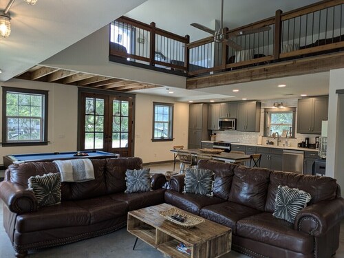 ⭐️Rustic Hill Country Barn retreat on acreage⭐️