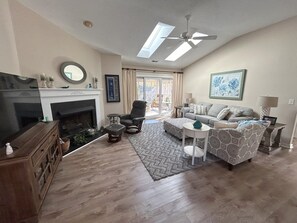 Living area - Tranquility awaits, close to Wrightsville beach & downtown Riverwalk! (Wilmington)