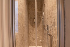Dusche, Haartrockner, Bidet, Handtücher
