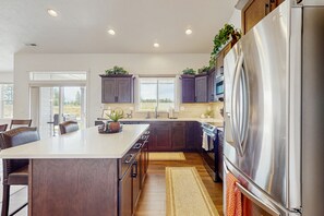 Fridge, microwave, oven, stovetop - Brand-new beautiful home with private hot tub & mountain views (Sisters)