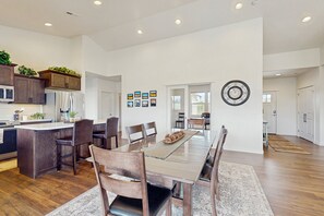 Dining - Brand-new beautiful home with private hot tub & mountain views (Sisters)