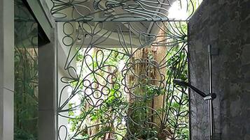 Douche, articles de toilette écologiques, sèche-cheveux