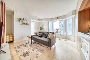 Classic Condo, City View | Blackout curtains, free WiFi, bed sheets - Yorkville Express Stays (Toronto)