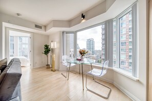 Bloc d'apartaments clàssic, vistes a la ciutat | 1 dormitori, cortines opaques, wifi gratuïta i roba de llit