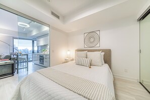 Premium Condo, City View | Blackout curtains, free WiFi, bed sheets - Yorkville Express Stays (Toronto)