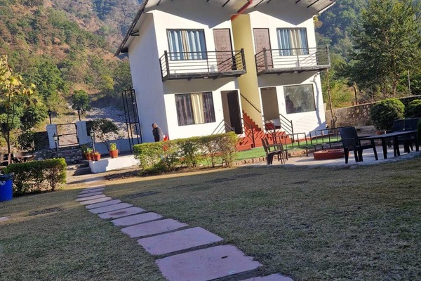 Standard Single Room, 1 Double Bed, Air conditioning, Pool View | Laptop workspace, WiFi (free), bed sheets