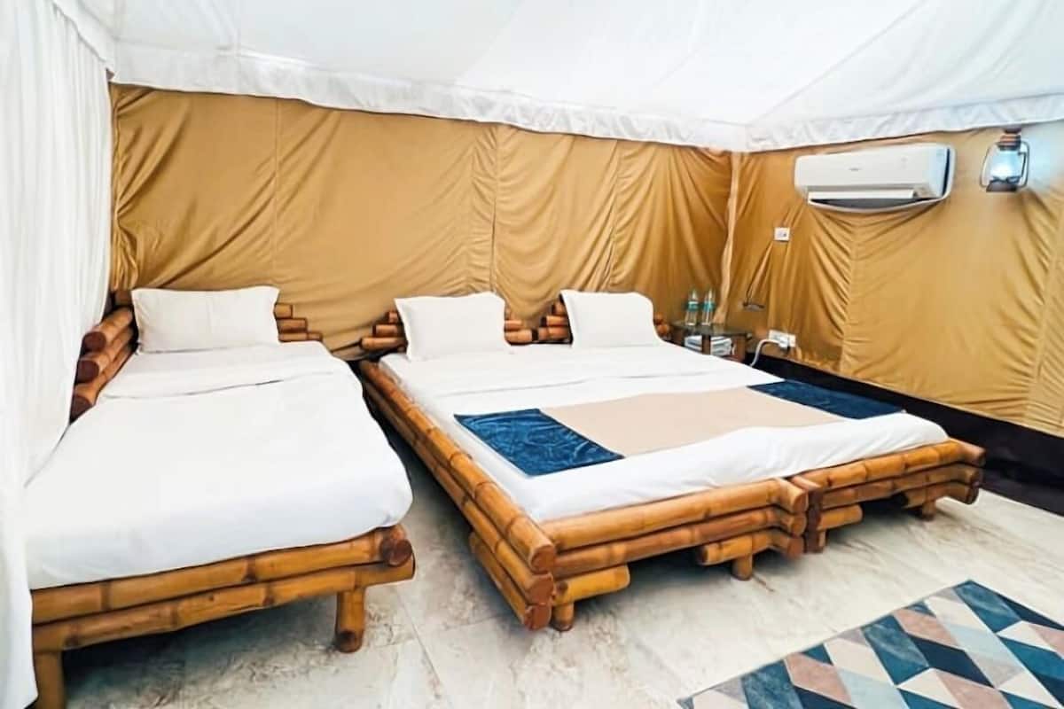 Tenda de campanya Deluxe, 1 dormitori, aire condicionat, vistes a la muntanya | Espai de treball apte per a portàtils, wifi gratuïta i roba de llit