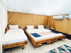 Tienda de campaña Deluxe, 1 habitación, aire acondicionado, vista a la montaña | Espacio para trabajar con laptop, wifi gratis y ropa de cama