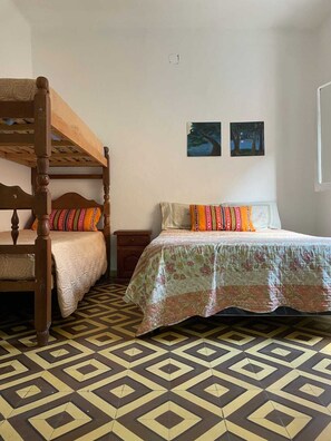 Eenvoudige vierpersoonskamer | Gratis wifi, beddengoed