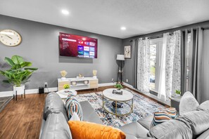 Smart TV, lareira, mesa de pingue-pongue