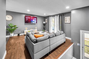 TV connectée, cheminée, table de tennis de table