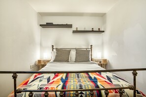 2 slaapkamers, een strijkplank/strijkijzer, gratis wifi, beddengoed