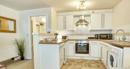 Cosy & Welcoming Home | Free Parking | City Centre