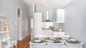 Apartment, 2 bedrooms with Balcony | Opções para refeição no quarto