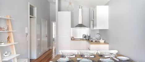 Apartment, 2 bedrooms with Balcony | In-room dining