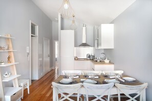 Apartment, 2 bedrooms with Balcony | In-room dining - Mouzinho 244 (Porto)