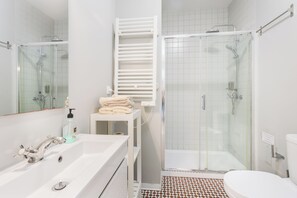 Shower, hair dryer, towels, soap - Mouzinho 244 (Porto)