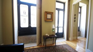 Apartment, 1 Bedroom 1st Floor | 遮光布/窗簾、隔音、熨斗/熨衣板、免費無線上網