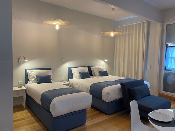 Cortinas blackout, insonorización y tabla de planchar con plancha 