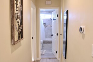 Een douche, een haardroger, handdoeken, zeep