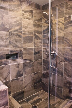 Shower, hair dryer, towels, soap - Coastal Getaway (Westminster)