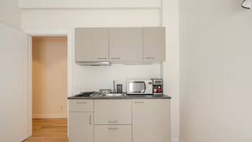 Frigorifero, microonde, piano cottura, macchina per tè/caffè