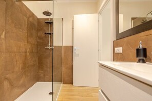 Shower, eco-friendly toiletries, hair dryer, bidet - Rome Essence: Vatican and Comfort (Roma)