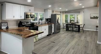 Lovely private 3 bedroom house nestled in the Hiram countryside.