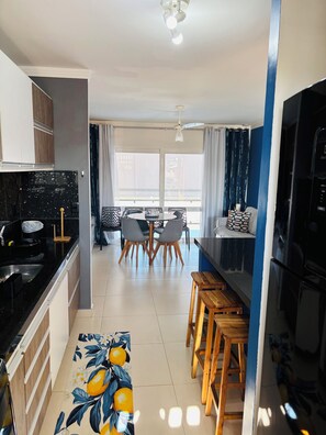 Fridge, microwave, oven, stovetop - Luxurious apartment 350 m from the sea. (Porto Seguro)