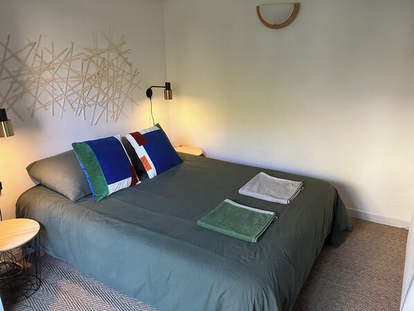 2 habitaciones, tabla de planchar con plancha, wifi y ropa de cama 