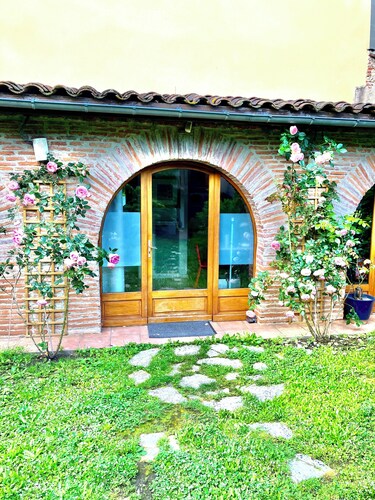 Le Merle Rose, maison sur jardin, au calme et près du centre