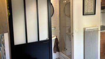 Douche, sĂšche-cheveux, serviettes fournies, savon