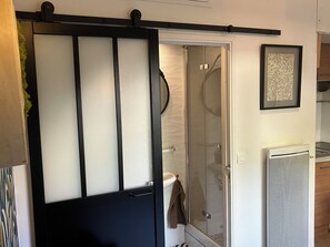 Een douche, een haardroger, handdoeken, zeep