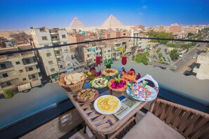 Free daily local cuisine breakfast - Royal Pyramids View Inn (Giza)