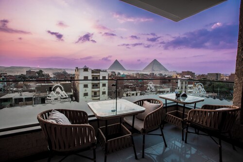 Royal Pyramids View Inn
