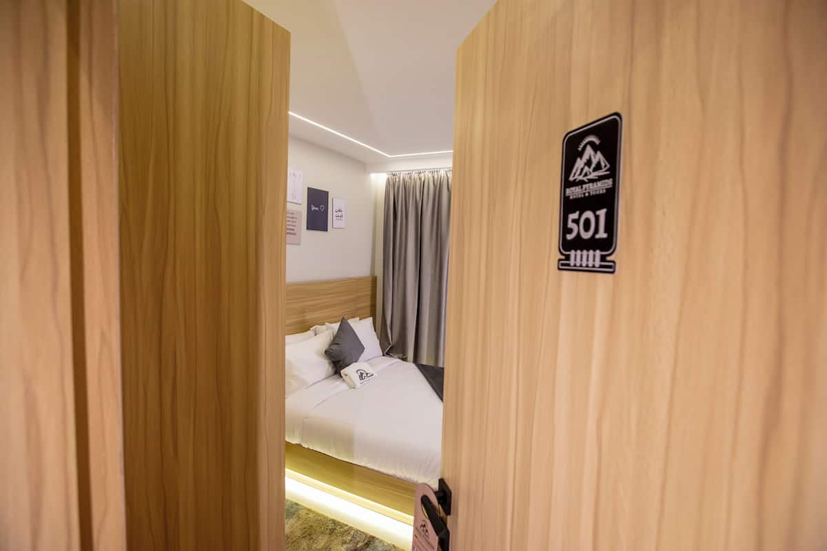 Habitación con 2 camas individuales, 1 cama matrimonial, baño privado, vista al desierto | Caja de seguridad en la habitación y espacio para trabajar con laptop